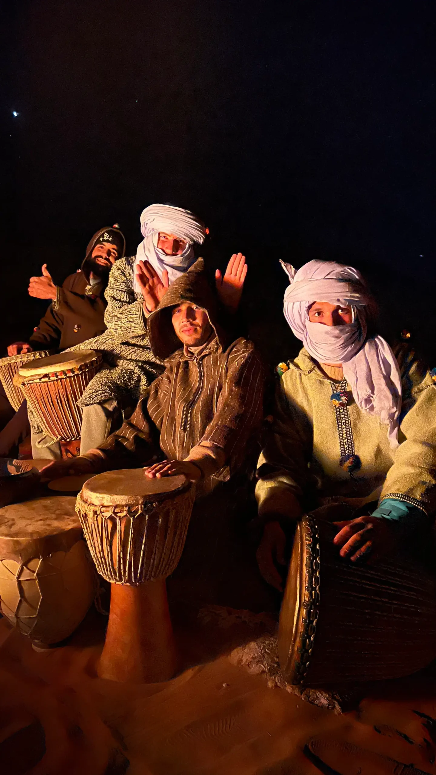 Berbisk musik i saharas ørken under stjernerne i merzouga 